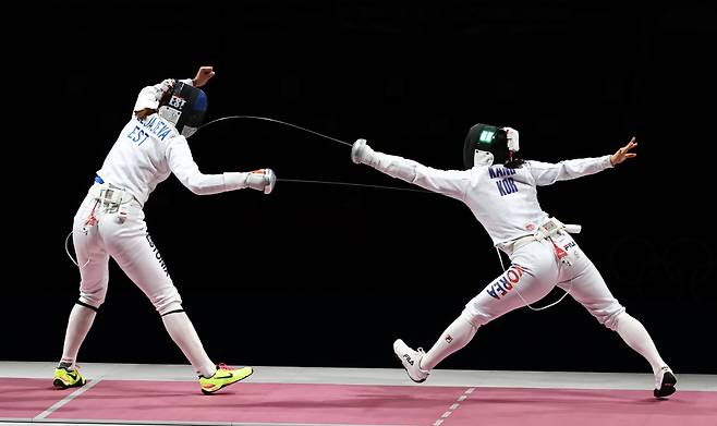 27일 일본 지바 마쿠하리 메세B홀에서 열린 도쿄올림픽 펜싱 여자 에페 단체 대한민국 대 에스토니아 결승전. 한국 강영미가 득점하고 있다. 연합뉴스