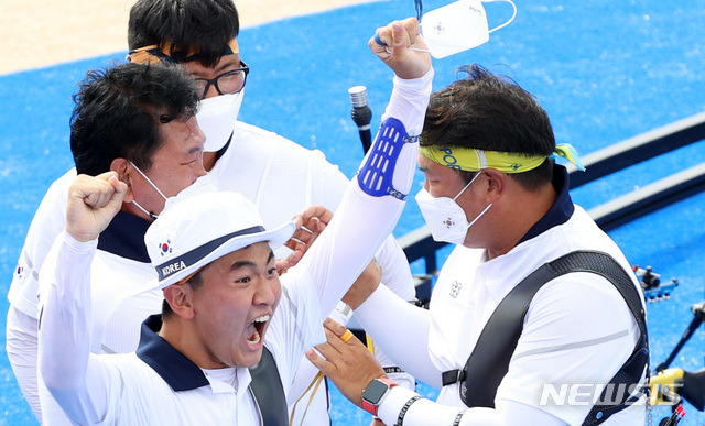 [도쿄(일본)=뉴시스] 이영환 기자 = 양궁 국가대표 김제덕이 26일 오후(현지시간) 일본 도쿄 유메노시마 공원 양궁장에서 열린 도쿄올림픽 남자양궁 단체전 4강전 일본과의 경기에서 슛오프 끝에 승리를 거둔 후 기뻐하고 있다. 2021.07.26. 20hwan@newsis.com