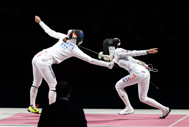 [지바(일본)뉴시스] 이영환 기자 = 대한민국 펜싱 대표팀 최인정이 27일 일본 지바 마쿠하리 메세 B홀에서 열린 도쿄올림픽 펜싱 여자 에페 단체전 결승전 에스토니아와의 경기에서 줄리아 벨리아예바에게 공격을 시도하고 있다. 2021.07.27. 20hwan@newsis.com