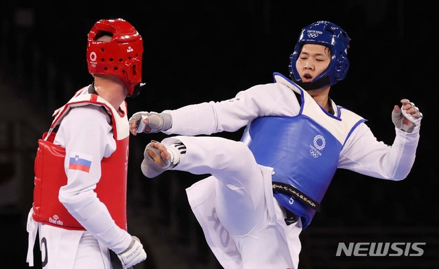 [지바(일본)=뉴시스] 최진석 기자 = 인교돈이 27일 일본 지바 마쿠하리 메세 A홀에서 열린 도쿄올림픽 남자 태권도 80kg 초과급 슬로베니아 트라이코비치와의 동메달 결정전에서 발차기 공격을 하고 있다. 2021.07.27. myjs@newsis.com