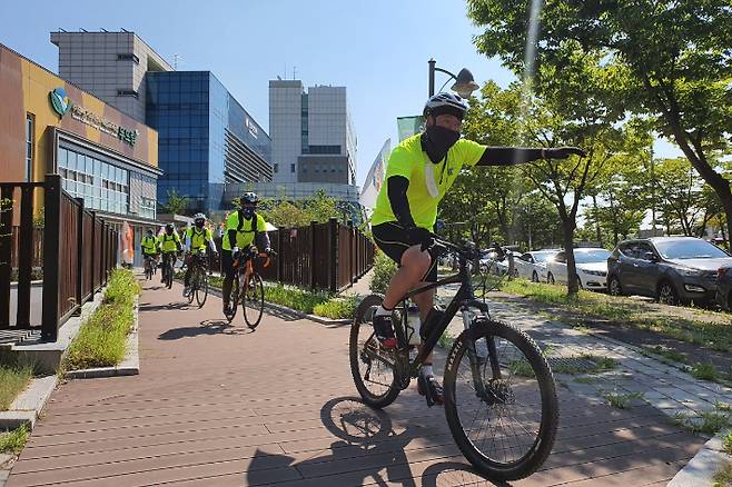 수원에서 진행된 'YMCA가 두 바퀴로 그리는 한반도 평화' 캠페인. 한반도의 온전한 평화를 위한 대 시민사회 운동을 위해 마련됐다. 이번 캠페인의 슬로건은 '한국전쟁 71년 휴전에서 평화로! 이제 우리가 전쟁을 끝내자!'이다.