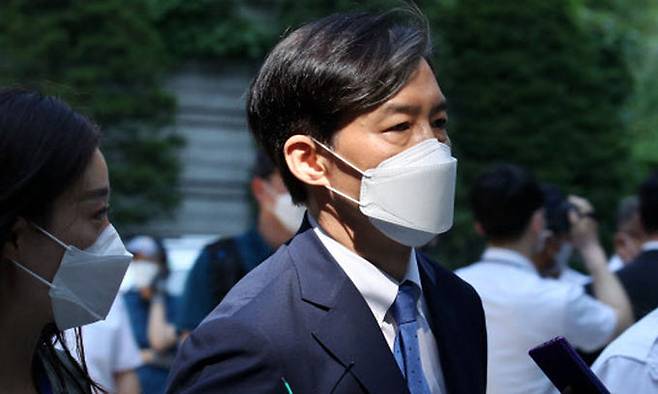 자녀 입시비리 의혹을 받는 조국 전 법무부 장관이 23일 오전 서울 서초구 서울중앙지법에서 열린 1심 속행 공판에 출석하고 있다. 연합뉴스
