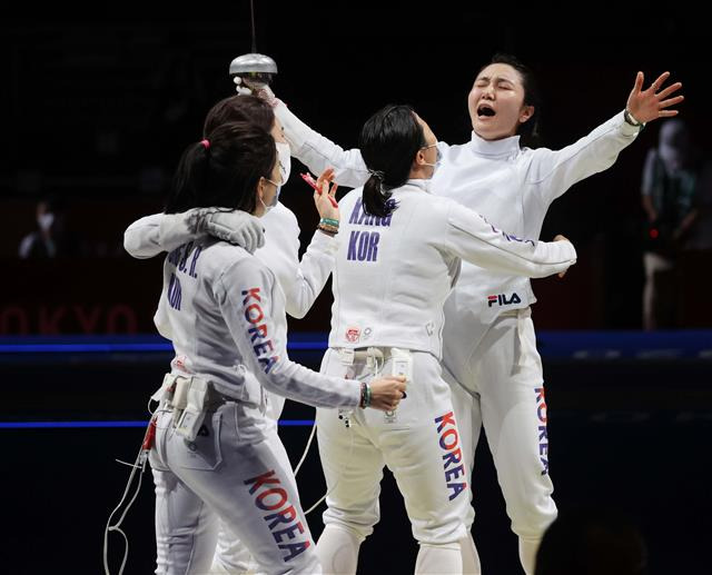 대한민국 펜싱 여자 에페 대표팀이 27일 일본 지바 마쿠하리 메세 B홀에서 열린 도쿄올림픽 펜싱 여자 에페 단체전에서 중국 대표팀을 꺾고 결승 진출을 확정한 뒤 환호하고 있다. 2021.07.27 지바 올림픽 사진공동취재단