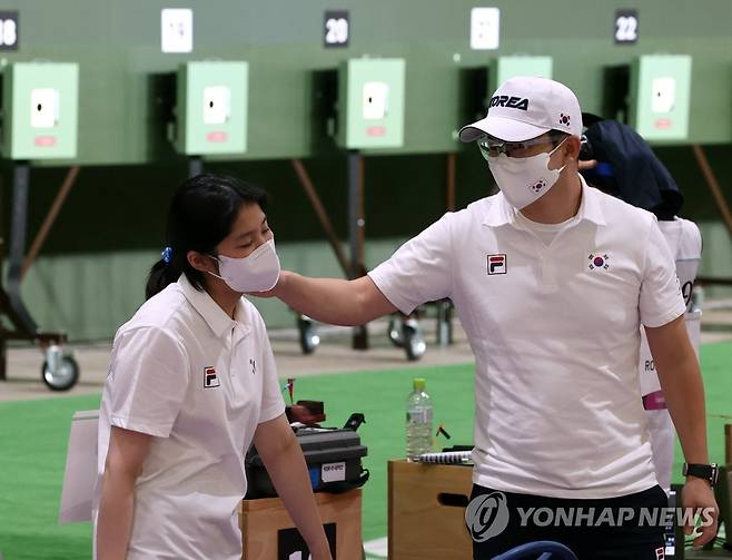 [올림픽] 진종오, '최선을 다했어' (도쿄=연합뉴스) 류영석 기자 = 올림픽 사격 대표팀 진종오가 27일 일본 도쿄 아사카 사격장에서 열린 2020 도쿄올림픽 10ｍ 공기권총 혼성 단체전에서 1차전 통과에 실패한 뒤 추가은을 다독이고 있다. 2021.7.27 ondol@yna.co.kr