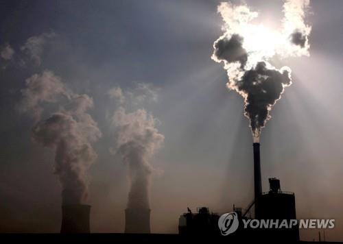 중국 네이멍구자치구의 한 공장과 화력발전소에서 내뿜는 연기  [로이터=연합뉴스]