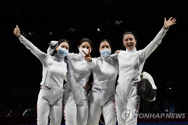 한국 여자 에페 대표팀. 왼쪽부터 이혜인, 송세라, 강영미, 최인정 [AP=연합뉴스]