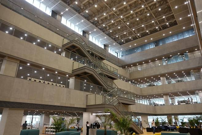 현대차 인도법인의 신사옥 내부 모습     (뉴델리=연합뉴스) 김영현 특파원 = 현대차 인도법인은 27일(현지시간) 인도 수도 뉴델리 인근 신도시 구루그람(옛 구르가온)에서 법인 본사 신사옥 준공식을 했다. 사진은 신사옥의 내부 모습. 2021.7.27