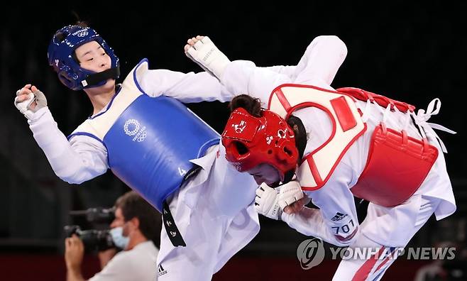 [올림픽] 이다빈, 역전 결승행 발차기 (지바=연합뉴스) 한상균 기자 = 27일 일본 마쿠하리 메세홀에서 열린 도쿄올림픽 여자 태권도 67㎏ 초과급 준결승 한국 이다빈-영국 비안카 워크던. 
    이다빈이 경기 종료 직전 역전 발차기를 성공하고 있다. 2021.7.27 xyz@yna.co.kr