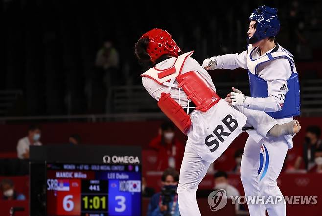 [올림픽] 이다빈 태권도 은메달 (지바=연합뉴스) 윤동진 기자 = 27일 일본 마쿠하리 메세홀에서 열린 도쿄올림픽 여자 태권도 67㎏ 초과급 결승에서 한국 이다빈이 세르비아 밀리차 만디치와 경기를 펼치고 있다. 
    이다빈은 만디치에게 패하며 은메달을 획득했다. 2021.7.27 mon@yna.co.kr