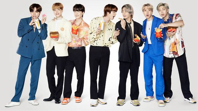 방탄소년단(BTS) 멤버들이 맥도날드와 컬래버레이션한 ‘The BTS 세트’를 들고 있다. 한국맥도날드 제공.