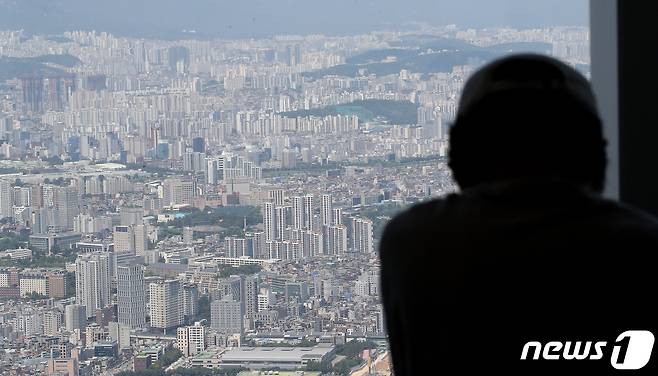 서울 송파구 롯데월드타워 서울스카이에서 바라본 서울 시내 아파트 단지 모습. © News1 임세영 기자