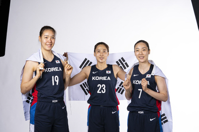 도쿄 올림픽 여자 농구 대표팀 박지수, 강이슬, 박혜진(왼쪽부터). 제공|FIBA