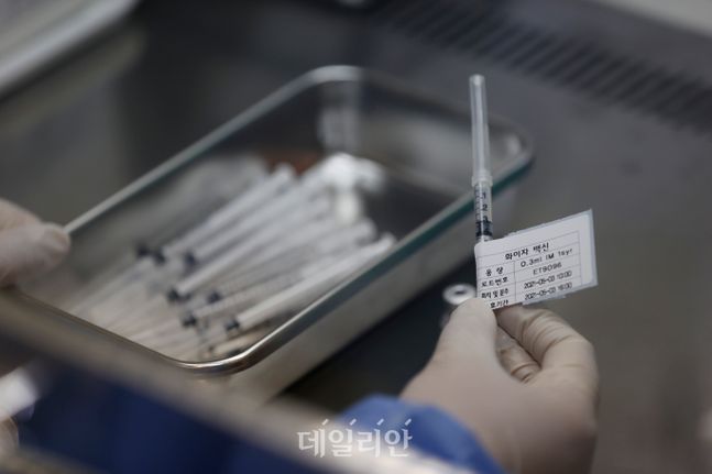 지난 5월 3일 오전 서울 용산구 예방접종센터에서 의료진이 백신 분주작업을 하고 있다. ⓒ데일리안 류영주 기자