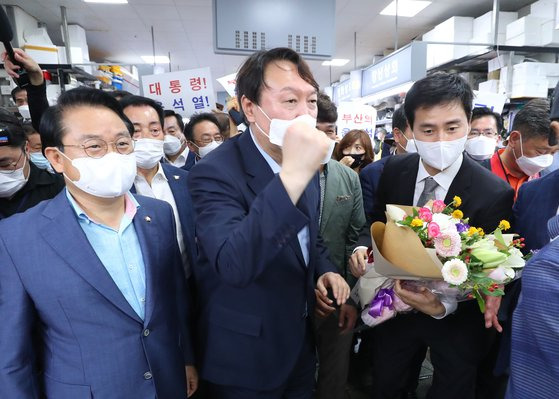 대선 출마를 선언한 윤석열 전 검찰총장이 27일 오후 부산 중구 자갈치시장을 방문해 상인들의 응원을 듣고 주먹을 치켜 올리고 있다. 2021.7.27 송봉근 기자