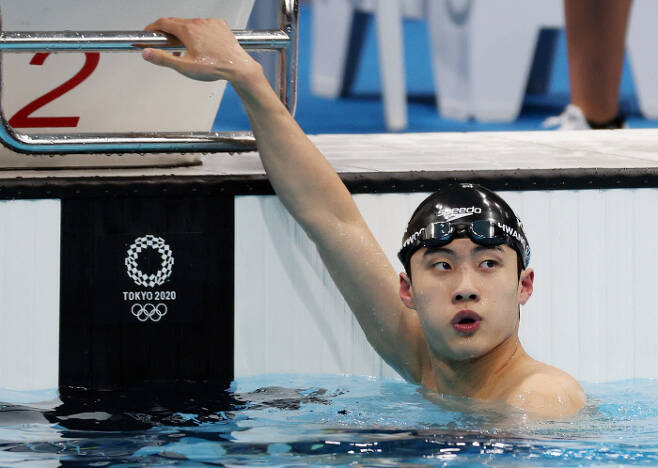 28일 일본 아쿠아틱스 센터에서 열린 도쿄올림픽 남자 100m 자유형 준결승에서 황선우가 기록을 확인하고 있다. 황선우는 47초 56으로 아시아신기록을 작성했다. 연합뉴스