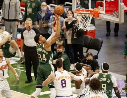 농구에서 쿼터제는 1946년 출범한 NBA 전신인 BAA시절부터 흥행을 위해 시행했다. 사진은 올 NBA챔피언 결정전 밀워커 벅스와 피닉스 선스전에서 아데토쿤보의 경기 모습. [연합뉴스 자료사진]
