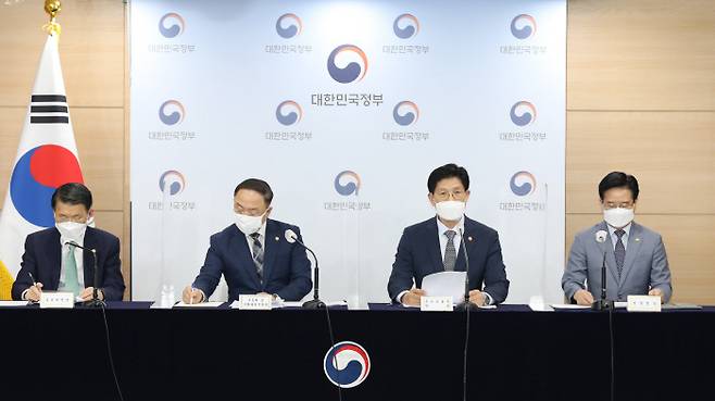 (왼쪽부터) 은성수 금융위원장, 홍남기 경제부총리 겸 기획재정부 장관, 노형욱 국토교통부 장관, 김창룡 경찰청장이 28일 오전 서울 종로구 정부서울청사 합동브리핑룸에서 부동산 관계부처 합동브리핑을 갖고 있다. [사진 = 국토부]