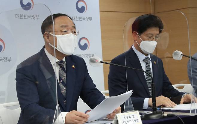 홍남기 경제부총리 겸 기재부 장관이 28일 정부서울청사 브리핑실에서 부동산 관계부처 합동브리핑을 하며 '국민께 드리는 말씀'을 발표하고 있다. 이날 브리핑에는 노형욱 국토교통부 장관과 은성수 금융위원장, 김창룡 경찰청장이 함께 참석했다. [연합]