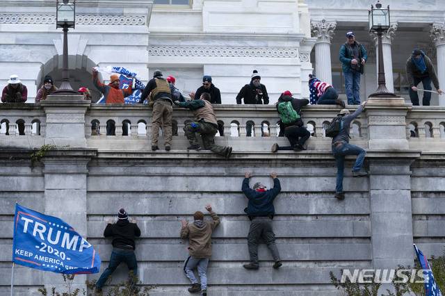 [워싱턴=AP/뉴시스]지난 1월6일 도널드 트럼프 당시 미국 대통령 지지 성향 시위대가 워싱턴DC 의사당 난입을 시도하고 있다. 2021.07.28.