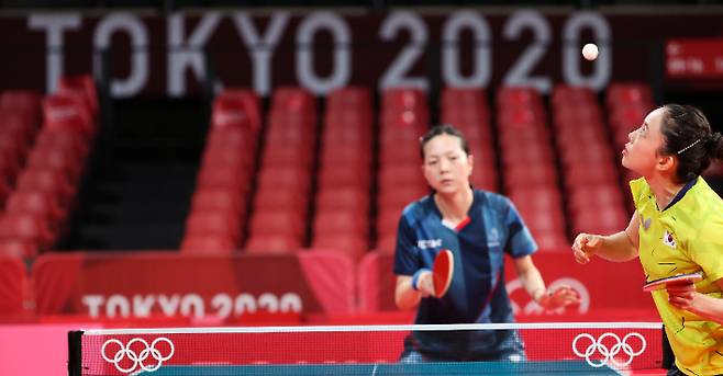 대한민국의 전지희(오른쪽)가 프랑스의 위안자난과 대결을 벌이고 있다. 올림픽사진공동취재단