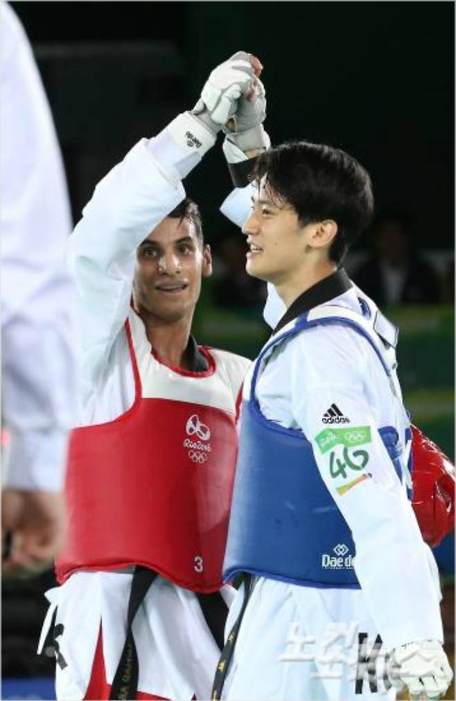 2016년 리우올림픽 8강전 패배 후 승리한 상대 선수의 손을 들어 올려주며 '리스펙트'를 전한 한국 태권도의 간판 이대훈. 올림픽사진공동취재단