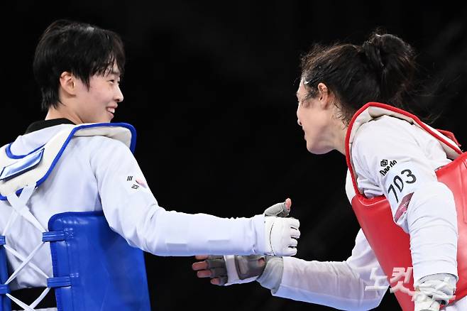 한국 태권도 이다빈이 도쿄올림픽 태권도 여자 67kg급 결승에서 패한 후 상대 선수에게 엄지손가락을 치켜세우며 축하 인사를 전하고 있다. 지바=올림픽사진공동취재단