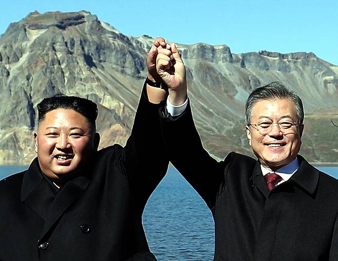 2018년 9월 평양남북정상회담 당시 문재인 대통령과 김정은 국무위원장이 백두산 천지에서 기념촬영을 하고 있는 모습. 뉴시스