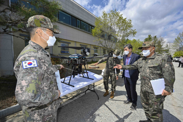 육군이 지난 4월 13일 충남 계룡대에서 개최한 ‘산·학·연·관과 함께하는 육군 드론발전 대토론회’에서 참석자들이 현장에 전시된 드론을 살펴보고 있다. 현재 육·해·공군 각 군별로 첨단 무인체계 전력화를 위한 사업을 추진하고 있는데 국방부는 이를 통합적으로 관리하고 연계하기 위해 국방개혁실을 강화해 군 첨단기술의 컨트롤타워로 운영하려는 것으로 보인다. /사진제공=육군