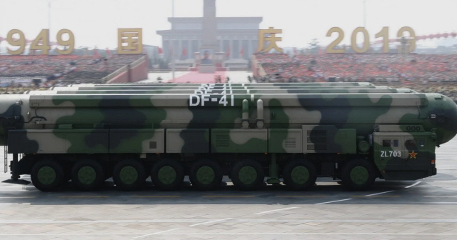 중국이 지난 2019년 건국 70주년 국경절 열병식에서 공개한 ICBM ‘둥펑-41’의 모습. /신화연합뉴스