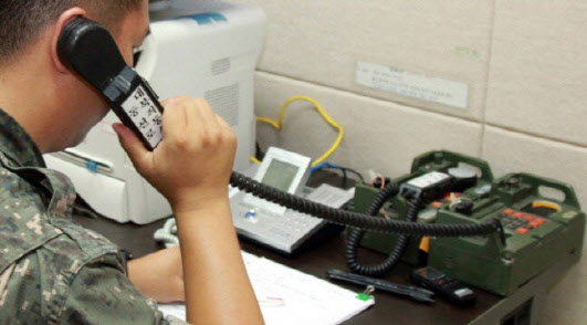 우리 군 장병이 북측과 서해지구 군 통신선 시험통화를 하고 있다(사진=사진=연합뉴스).