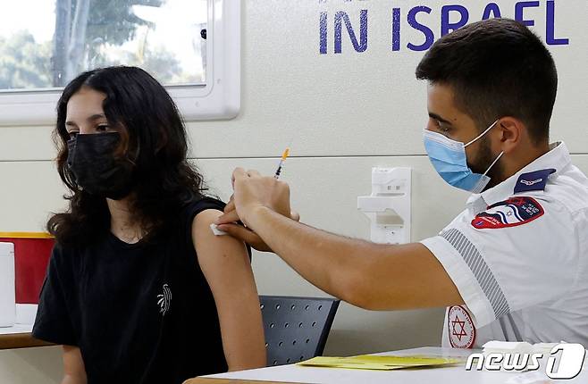 이스라엘 텔아비브에서 10대 청소년이 화이자 코로나19 백신을 접종받고 있다. © AFP=뉴스1 © News1 우동명 기자