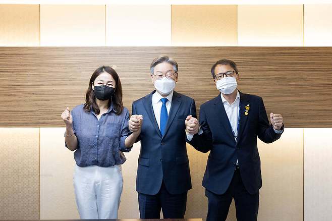 이재정(왼쪽부터) 의원, 이재명 경기도지사, 박주민 의원. (이재명 지사 페이스북 갈무리) © 뉴스1