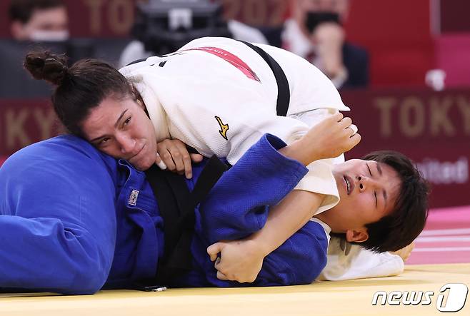 유도 윤현지가 29일 일본 도쿄 지오다구 일본 무도관에서 열린 유도 여자 78kg급 동메달 결정전에서 브라질 마리아 아귀아르와 경기를 펼치고 있다. 2021.7.29/뉴스1 © News1 송원영 기자