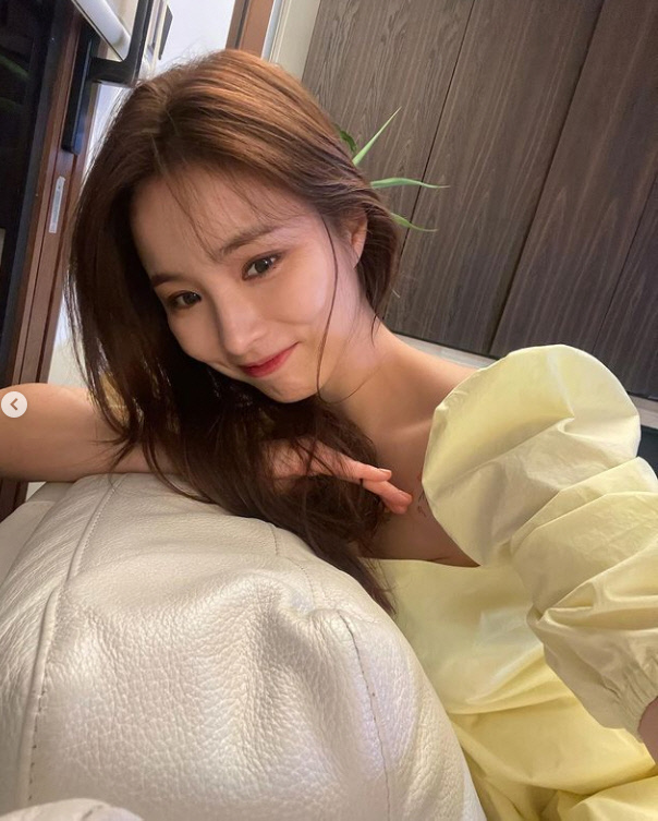 Shin Se-kyung posted two photos on the social networking service on Wednesday.Shin Se-kyung, meanwhile, was born on July 29, 1990, and celebrated his birthday; Shin Se-kyung, who recently changed his nest to DAM Entertainment, is reviewing his next film.Photo  Shin Se-kyung SNS