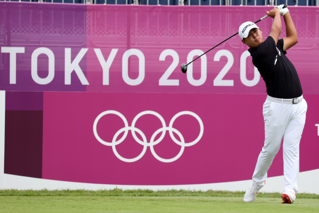 김시우가 29일 일본 가스미가세키 컨트리클럽에서 열린 2020 도쿄올림픽 남자 골프 1라운드 1번홀에서 티샷을 하고 있다. 제공|연합뉴스