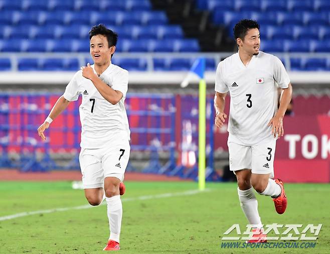 2020 도쿄올림픽 남자축구 조별리그 A조 최종전 일본과 프랑스의 경기가 28일 요코하마 국제 스타디움에서 열렸다. 일본의 쿠보가 첫번째 골을 성공시키고 환호하고 있다.  요코하마=최문영 기자 deer@sportschosun.com /2021.07.28/