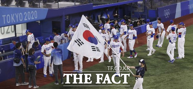 한국대표팀 사이로 휘날리는 태극기.