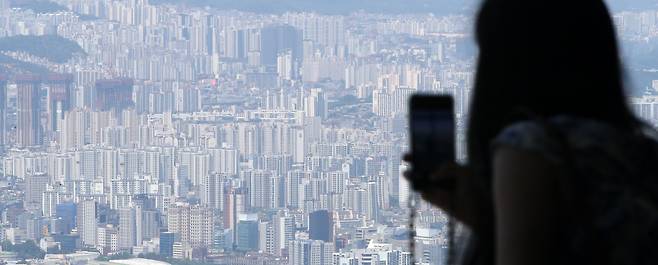 26일 서울 송파구 롯데월드타워 서울스카이에서 바라본 도심에 아파트와 주택들이 보이고 있다. 2021.07.26.뉴시스