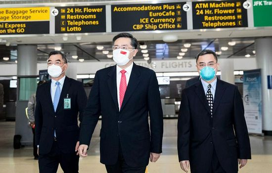 친강(가운데) 신임 미국 주재 중국 대사가 26일(현지시각) 오후 미국 뉴욕에 도착했다./CCTV 소셜미디어