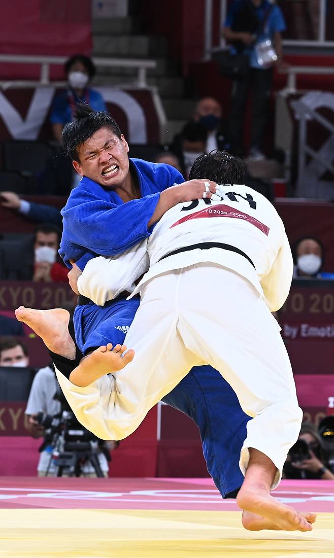 29일(현지 시각) 일본 도쿄 부도칸(武道館)에서 열린 도쿄올림픽 유도 남자 -100 kg급 결승 경기에서 한국 조구함이 일본 에런 울프를 상대로 공격을 하고 있다./도쿄=올림픽사진공동취재단