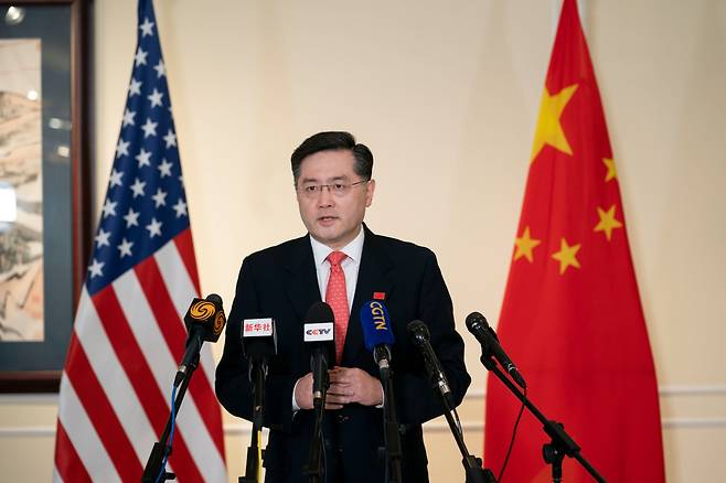 친강 신임 미국 주재 중국 대사가 2021년 7월 28일(현지 시각) 미국 뉴욕에 도착해 중국 매체들과 기자회견을 하고 있다. /주미 중국 대사관