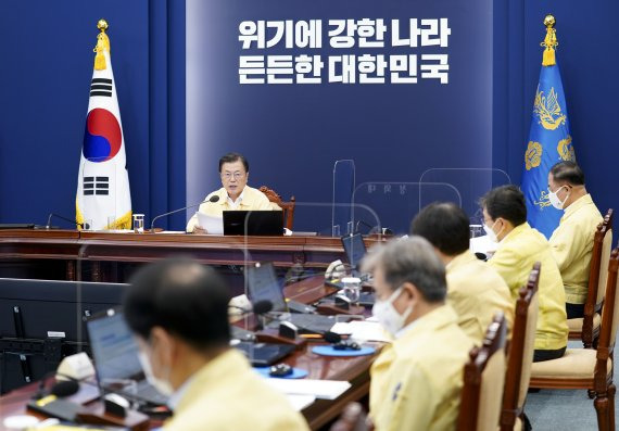 [서울=뉴시스] 문재인 대통령이 29일 청와대에서 열린 민생경제장관회의에서 발언하고 있다. (사진=청와대 제공) 2021.07.29. photo@newsis.com *재판매 및 DB 금지 <저작권자ⓒ 공감언론 뉴시스통신사. 무단전재-재배포 금지.> /사진=뉴시스화상