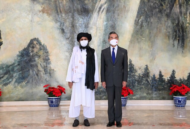 왕이 중국 외교부장(오른쪽)과 아프간 탈레반 지도자 물라 압둘 가니 바라다르가 28일 톈진에서 만나 기념사진을 찍고 있다. 톈진/AFP 연합뉴스