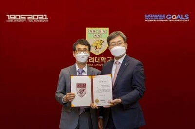 왼쪽부터 김기옥 대표와 정진택 총장. 고려대 제공
