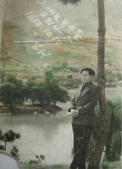 1954년 대구 수성못에서 찍은 부친 박태석씨의 젊은 날 모습. 박효삼 주주통신원 제공