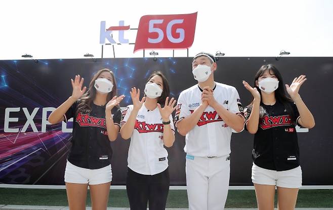 KT가 수원 KT 위즈파크에서 28GHz 5G 실증 서비스를 선보인다. [사진=KT]