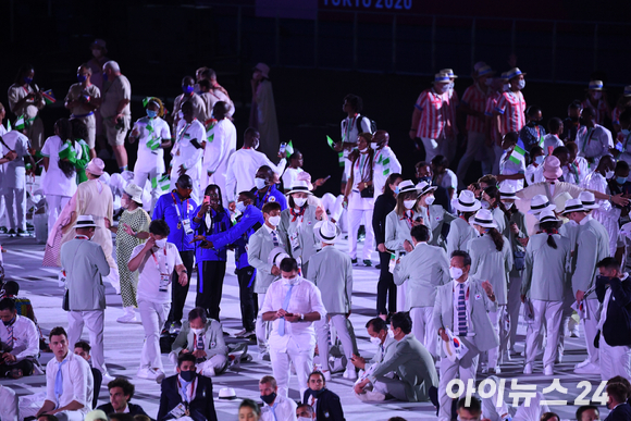 '2020 도쿄올림픽' 개막식이 지난 23일 오후 일본 도쿄 올림픽 스타디움에서 열린 가운데 대한민국 선수단이 입장해 개막식을 즐기고 있다. [사진=정소희 기자]