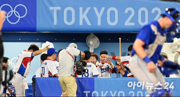 2020 도쿄올림픽 야구 B조 조별리그 대한민국 대 이스라엘 경기가 29일 일본 요코하마 스타디움에서 펼쳐졌다. 한국 김현수가 7회말 무사 동점 솔로홈런을 날린 후 더그아웃에서 하이파이브를 하고 있다.