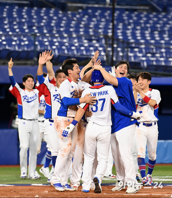 2020 도쿄올림픽 야구 B조 조별리그 대한민국 대 이스라엘 경기가 29일 일본 요코하마 스타디움에서 펼쳐졌다. 한국 야구대표팀이 연장 10회말 2사 만루 양의지가 몸에 맞는 볼로 끝내기 타점을 올리며 6-5로 승리를 거두자 기뻐하고 있다.