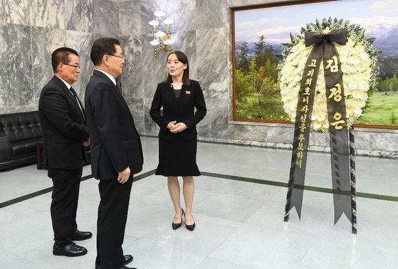 김여정 북한 노동당 제1부부장이 2019년 6월 12일 판문점 북측 지역인 통일각에서 정의용 청와대 국가안보실장(오른쪽 두번째)과 박지원 민주평화당 의원(당시 직책, 현재 국정원장)에게 고 이희호 여사를 애도하며 보낸 김정은 위원장 명의의 조화를 전달하고 있다.[뉴스1]